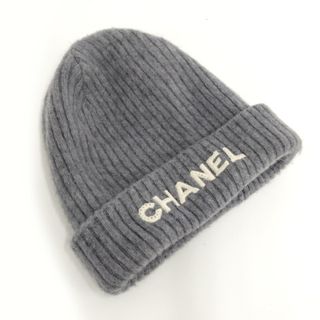 シャネル(CHANEL)のCHANEL ニット帽 帽子 ロゴ カシミア グレー AA8445 B08819(ニット帽/ビーニー)