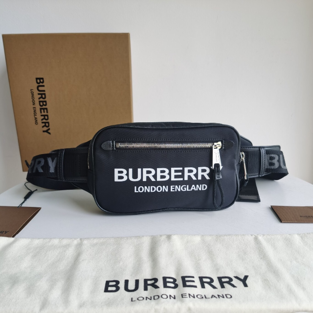 BURBERRY - 新品　BURBERRY ナイロンボディバッグ