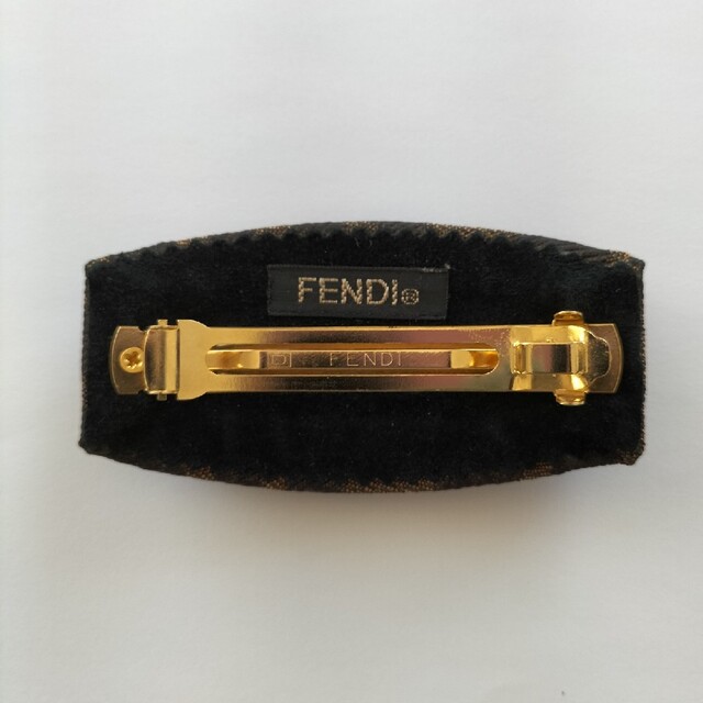 FENDI(フェンディ)の【専用】　FENDI フェンディ　ズッカ柄　バレッタ　髪留め レディースのヘアアクセサリー(ヘアピン)の商品写真