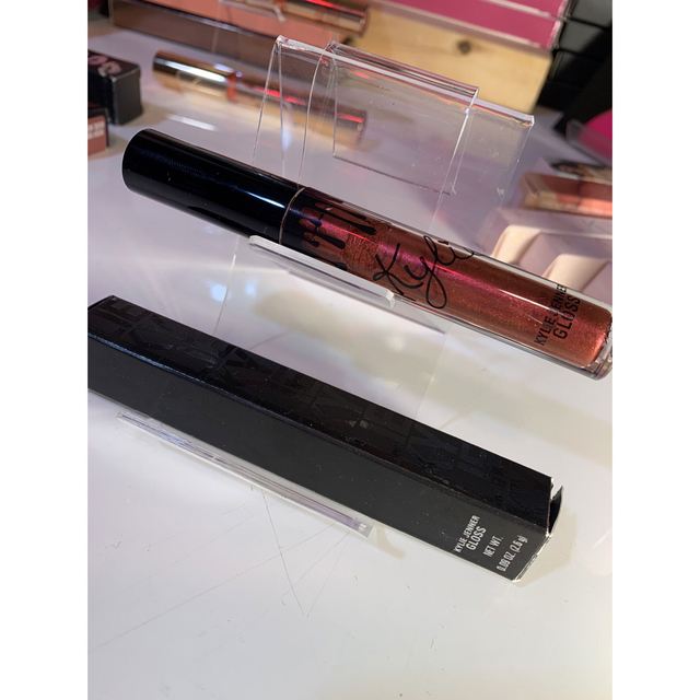 Kylie Cosmetics(カイリーコスメティックス)のKylie Jenner Gloss （色：juniper 茶色寄り赤） コスメ/美容のベースメイク/化粧品(リップグロス)の商品写真