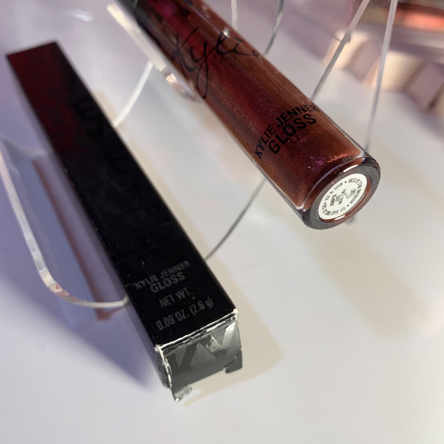 Kylie Cosmetics(カイリーコスメティックス)のKylie Jenner Gloss （色：juniper 茶色寄り赤） コスメ/美容のベースメイク/化粧品(リップグロス)の商品写真