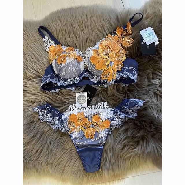 Wacoal - 新品タグ付き ワコール サルート 04シリーズ ブラ&Tバックset