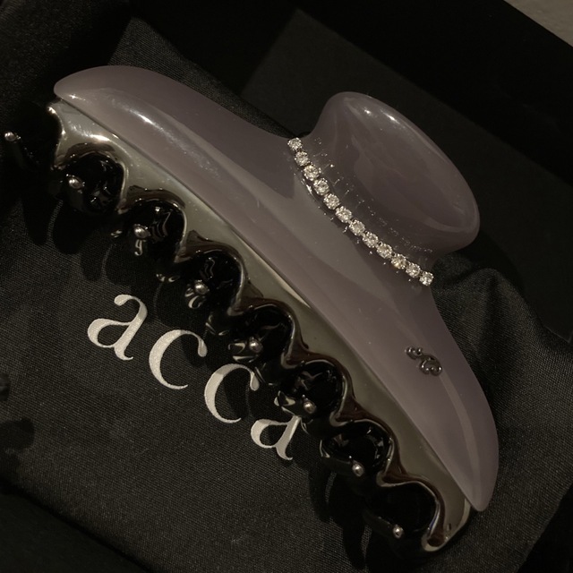 acca(アッカ)のacca ヘアクリップ  Lサイズ 大 ニューコラーナ ダークグレー レディースのヘアアクセサリー(バレッタ/ヘアクリップ)の商品写真