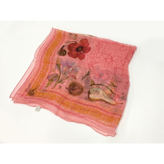 Gucci(グッチ)のGUCCI スカーフ 大判 シルク フラワー フルーツ 昆虫 ピンク レディースのファッション小物(バンダナ/スカーフ)の商品写真