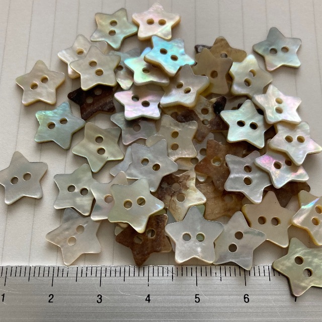 星型シェルボタン50個 ハンドメイドの素材/材料(各種パーツ)の商品写真