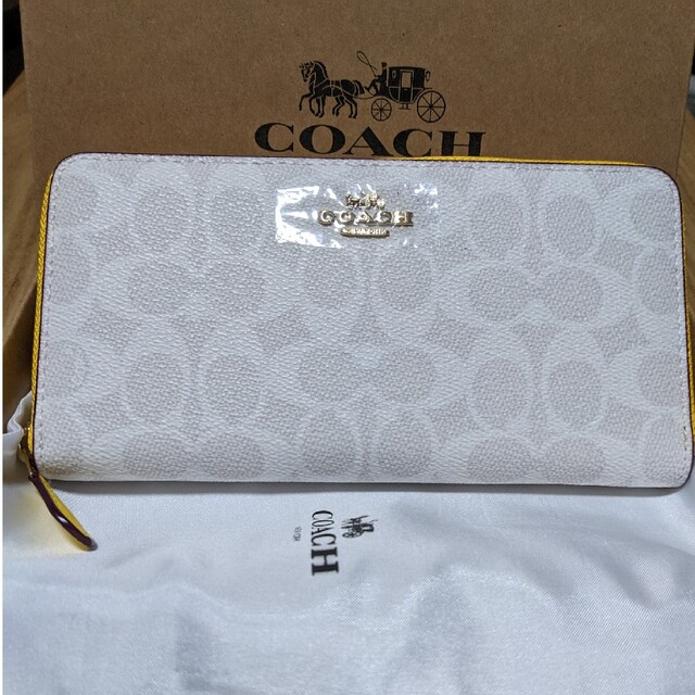 COACH  長財布　白系シグネチャー　中は黄色