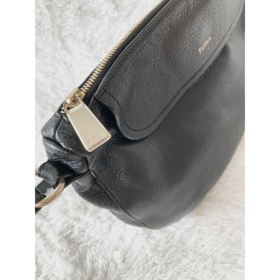 Furla(フルラ)の美品✨　FURLA　フルラ　ショルダーバッグ　レザー　ブラック　ゴールド レディースのバッグ(ショルダーバッグ)の商品写真