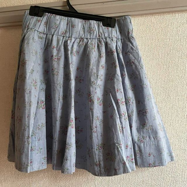 CEPO(セポ)の新品！匿名配送！セポ　ヒラヒラ　Ｍ　レディース　水色　花柄　スカート♡ レディースのスカート(ミニスカート)の商品写真