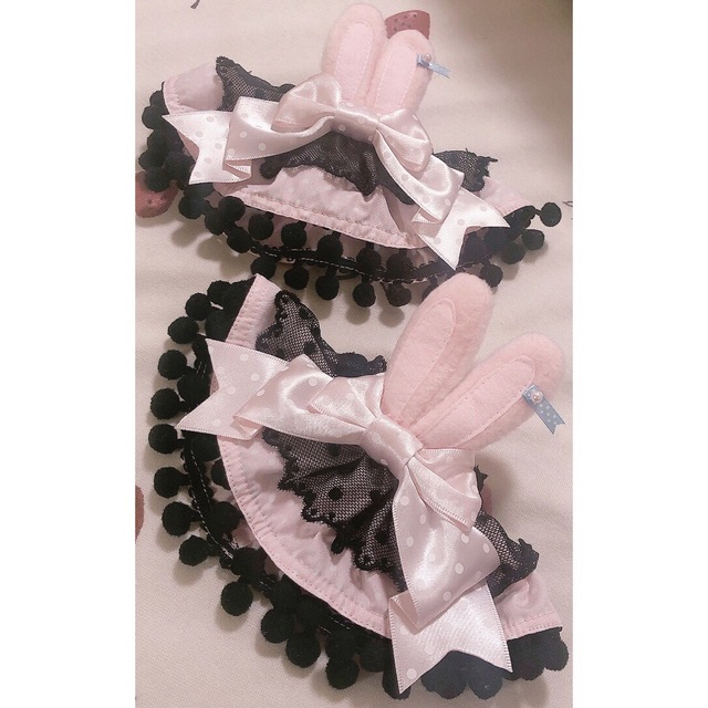 Angelic Pretty(アンジェリックプリティー)のもこもこバニーお袖とめ黒 レディースのアクセサリー(ブレスレット/バングル)の商品写真