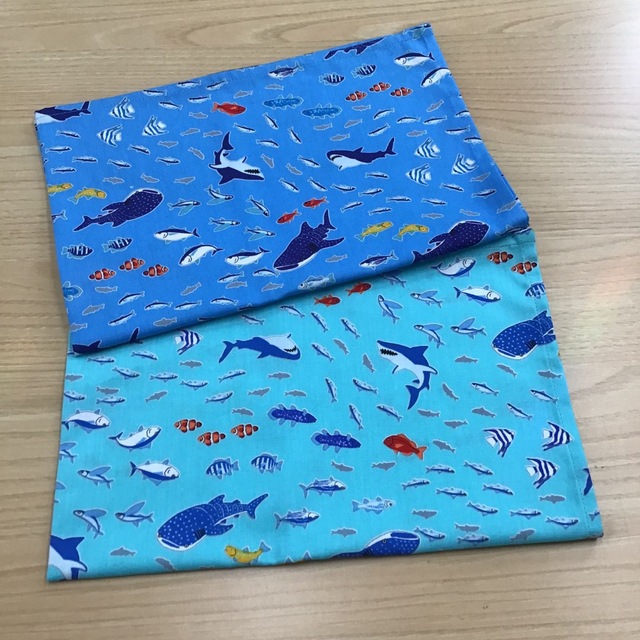 w60×40cm w55×35cm 2枚セット 青色水色 サメ 魚柄 海 男の子 ハンドメイドのキッズ/ベビー(外出用品)の商品写真
