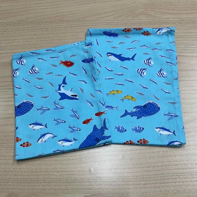 w60×40cm w55×35cm 2枚セット 青色水色 サメ 魚柄 海 男の子 ハンドメイドのキッズ/ベビー(外出用品)の商品写真