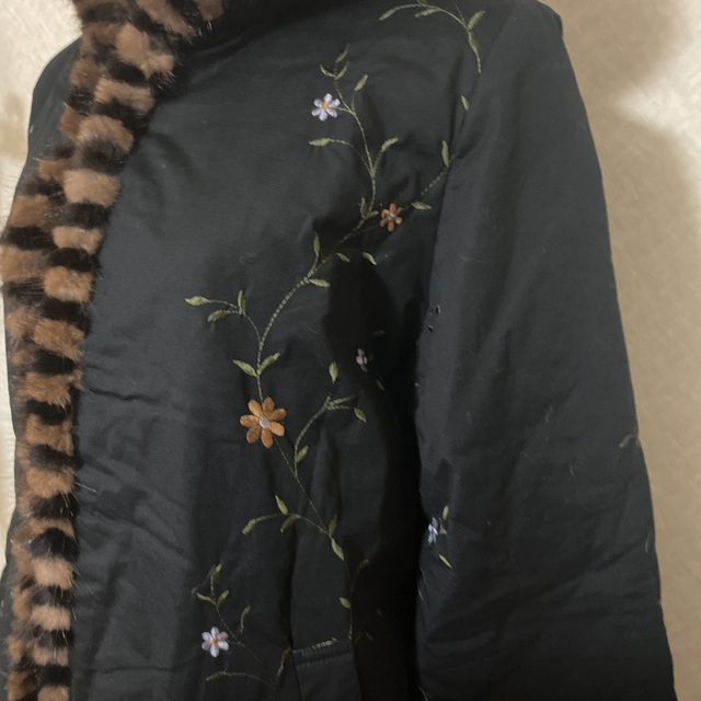 レディース極美品パステルのミンクファーをあしらった花柄刺繍の可愛い中綿ロングコート