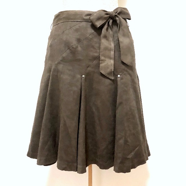 新品　スエード調　リボンベルト付き　プリーツスカート　こげ茶 レディースのスカート(ひざ丈スカート)の商品写真