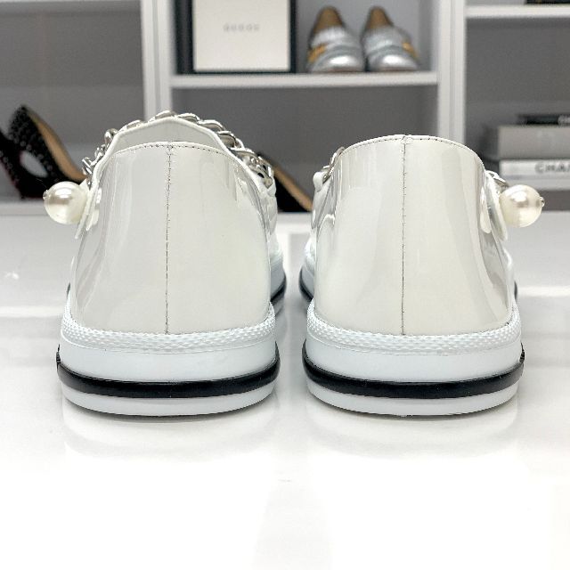 miumiu(ミュウミュウ)の6185 未使用 ミュウミュウ パテント チェーン パール フラットシューズ レディースの靴/シューズ(バレエシューズ)の商品写真