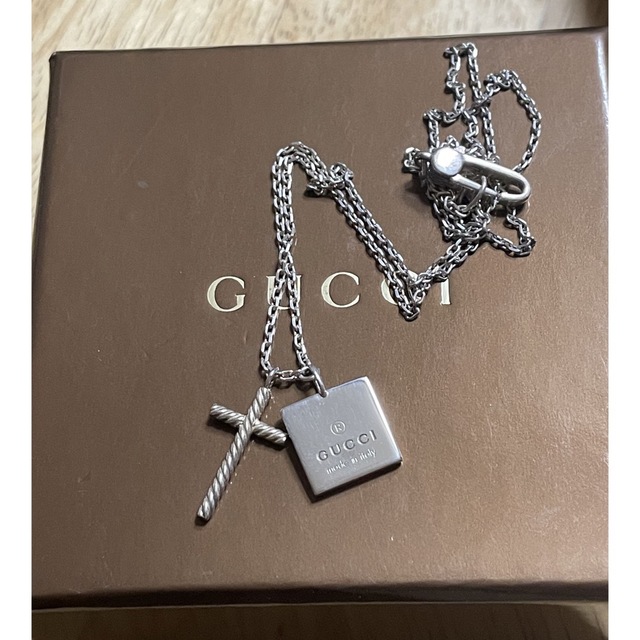 Gucci(グッチ)のGUCCI グッチ スクエア ロゴ クロス ネックレス シルバー925 メンズのアクセサリー(ネックレス)の商品写真