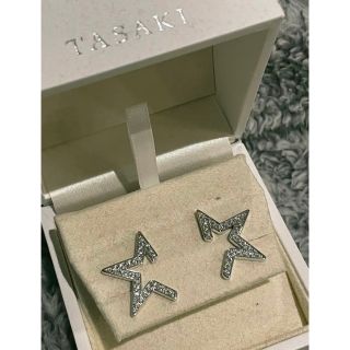 931,700円TASAKIアブストラクトスターダイヤピアス