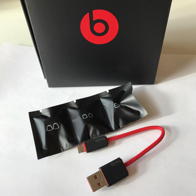 Beats by Dr Dre(ビーツバイドクタードレ)のbeats by dr. dre イヤパッド 3サイズ未開封 USBケーブル付き スマホ/家電/カメラのオーディオ機器(ヘッドフォン/イヤフォン)の商品写真