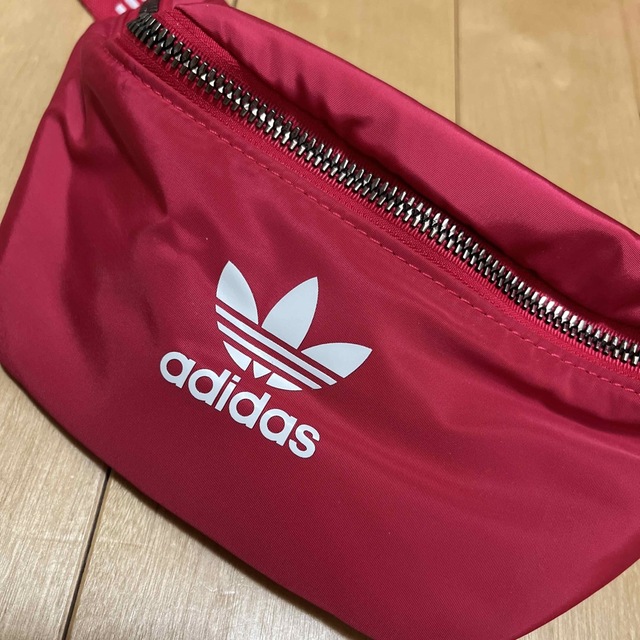 adidas(アディダス)のadidas バック　新品 レディースのバッグ(ショルダーバッグ)の商品写真