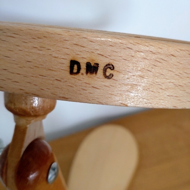 i(アイ)のDMC 刺しゅう枠(スタンド付) 内径21.5cm ハンドメイドの素材/材料(その他)の商品写真