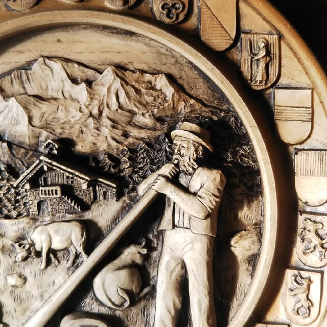 壁掛け SWITZERLAND スイス 絵皿 木製 木彫 アンティーク ホルン エンタメ/ホビーの美術品/アンティーク(その他)の商品写真