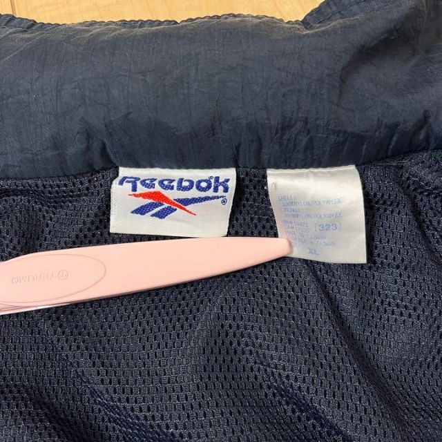 90sヴィンテージ古着REEBOKゆるだぼXL刺繍ロゴナイロンジャケットネイビー 90sヴィンテージ古着REEBOKゆるだぼXL刺繍ロゴナイロンジャケットネイビー