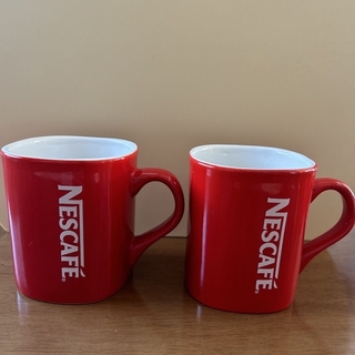 ネスレ(Nestle)のNestle 文字反対 赤カップ 2つセット(グラス/カップ)