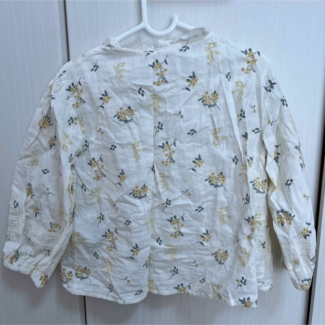 しまむら(シマムラ)の小花柄 長袖 シャツ キッズ/ベビー/マタニティのキッズ服女の子用(90cm~)(ブラウス)の商品写真