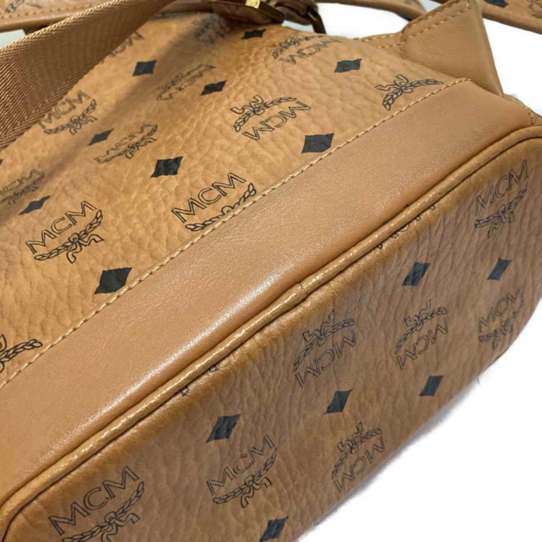 MCM(エムシーエム)の□□MCM エムシーエム サイドスタッズ 付き　バックパック　リュック ブラウン レディースのバッグ(その他)の商品写真