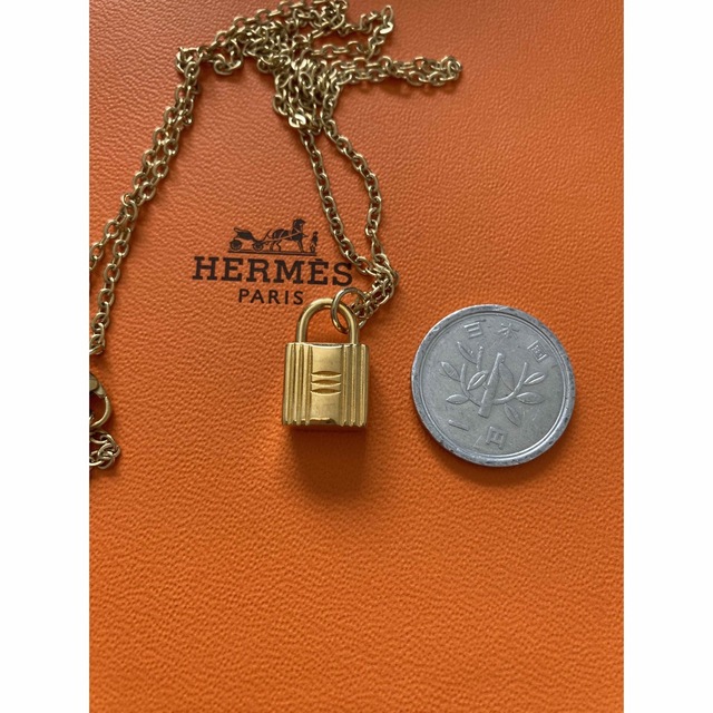 Hermes(エルメス)のHERMES正規品　ロゴ刻印ミニチャームネックレス美品　箱　ハンカチ付き レディースのアクセサリー(ネックレス)の商品写真