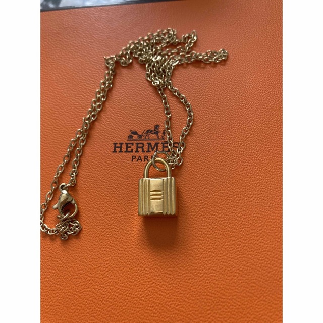 Hermes(エルメス)のHERMES正規品　ロゴ刻印ミニチャームネックレス美品　箱　ハンカチ付き レディースのアクセサリー(ネックレス)の商品写真