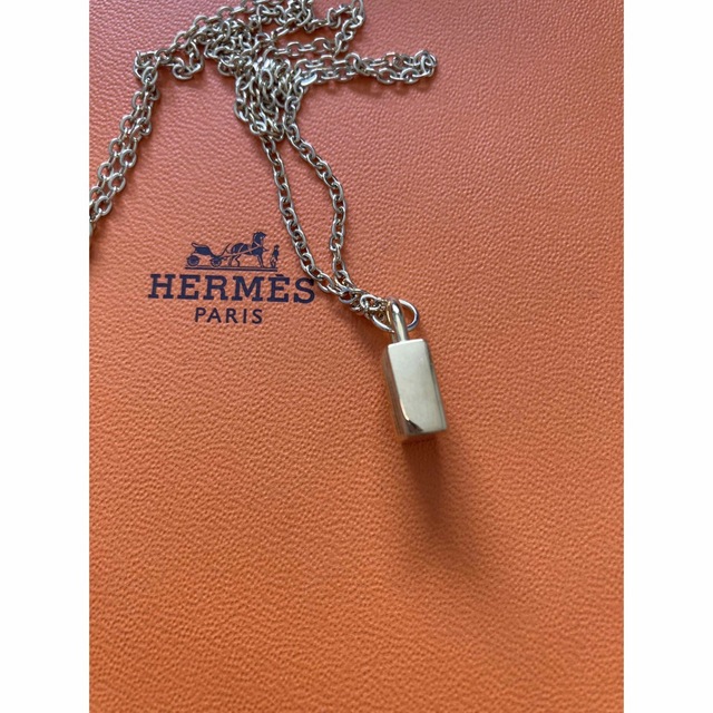 Hermes(エルメス)のHERMES正規品　ロゴ刻印ミニチャームネックレス美品　箱　ハンカチ付き レディースのアクセサリー(ネックレス)の商品写真