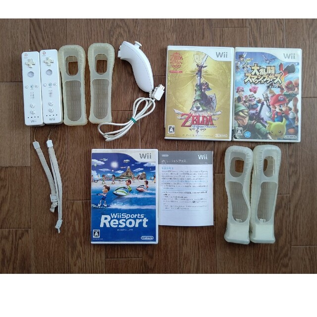 任天堂(ニンテンドウ)のNintendo Wii RVL-S-WD 本体 ゲームソフト3個 リモコン個 エンタメ/ホビーのゲームソフト/ゲーム機本体(家庭用ゲーム機本体)の商品写真
