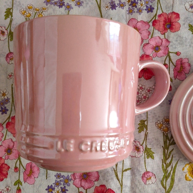 LE CREUSET(ルクルーゼ)のルクルーゼ 蓋付き マグカップ ピンク ラスター インテリア/住まい/日用品のキッチン/食器(食器)の商品写真