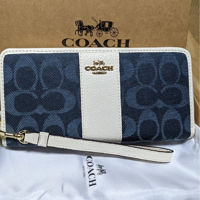 COACH(コーチ)のCOACH  長財布　青系シグネチャー　白のワンポイント レディースのファッション小物(財布)の商品写真