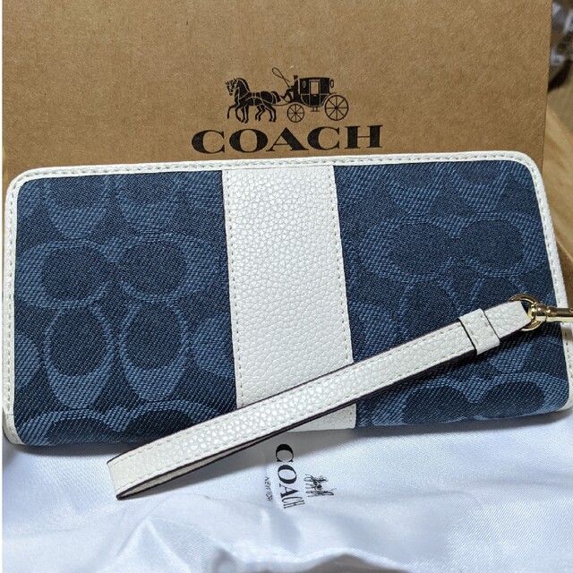 COACH(コーチ)のCOACH  長財布　青系シグネチャー　白のワンポイント レディースのファッション小物(財布)の商品写真