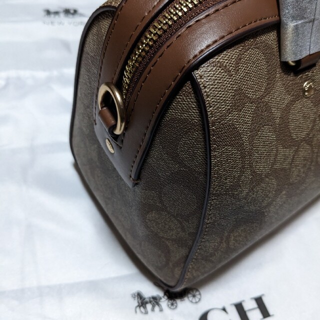 COACH(コーチ)のCOACH  ミニバッグ　シグネチャー　茶色のワンポイント レディースのバッグ(ハンドバッグ)の商品写真