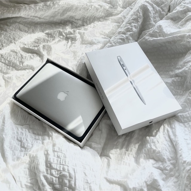 クーポン利用で2750円&送料無料 【箱・付属品付】MacBook Air Early