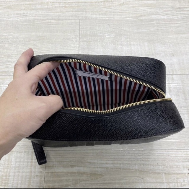 THOM BROWNE(トムブラウン)の国内正規 22ss 新品 トムブラウン ぺブルグレインレザー 4BAR バッグ メンズのバッグ(その他)の商品写真