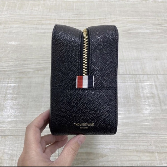 THOM BROWNE(トムブラウン)の国内正規 22ss 新品 トムブラウン ぺブルグレインレザー 4BAR バッグ メンズのバッグ(その他)の商品写真