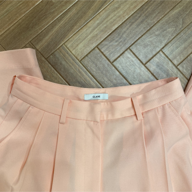 CLANE(クラネ)の未使用 CLANE BASIC TUCK PANTS PINK レディースのパンツ(カジュアルパンツ)の商品写真