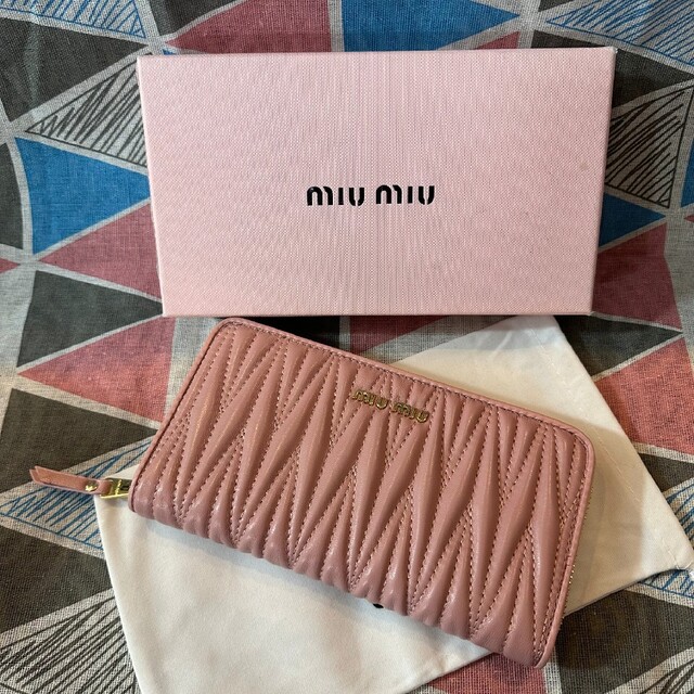 ミュウミュウ 長財布 ピンクベージュ マテラッセレザー ジップ