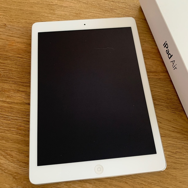 iPad Air 第1世代　MD790JA/A 64MB