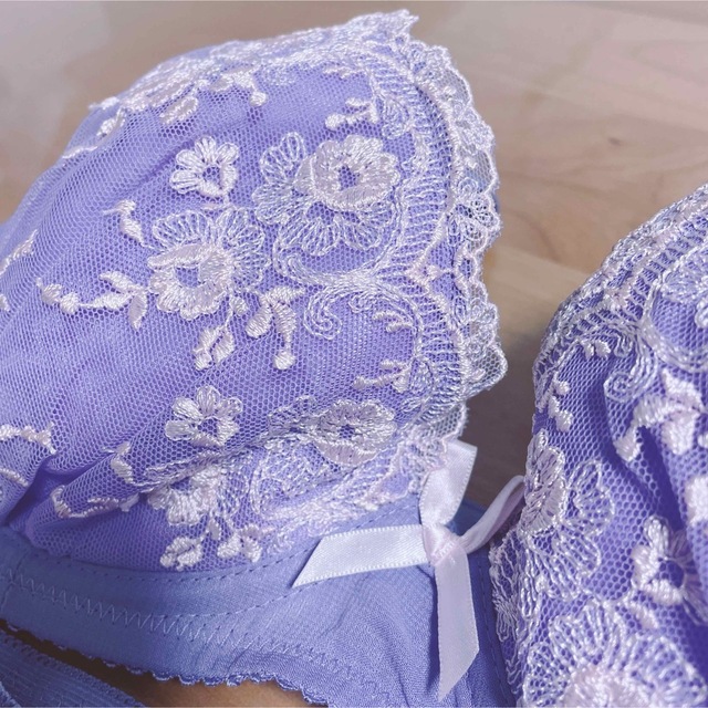 モテブラ　すみれ色花柄刺繍　E75/L   フェミニン　大人可愛い レディースの下着/アンダーウェア(ブラ&ショーツセット)の商品写真