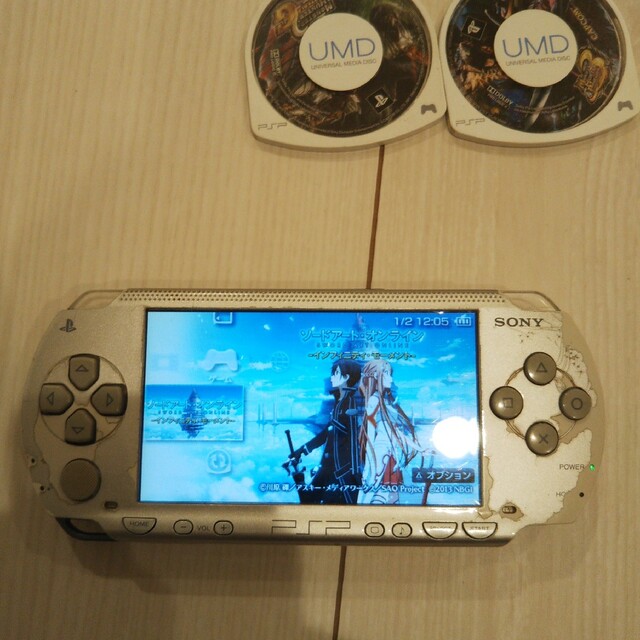 PlayStation Portable(プレイステーションポータブル)の良品⭐️psp本体♪シルバー。純正バッテリー、ゲーム３つ付き♪動作OK♪除菌済み エンタメ/ホビーのゲームソフト/ゲーム機本体(携帯用ゲーム機本体)の商品写真