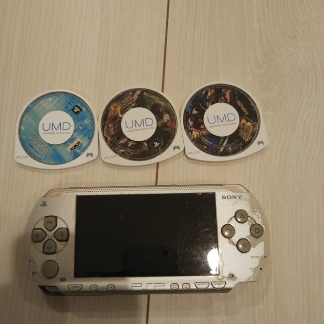 PlayStation Portable(プレイステーションポータブル)の良品⭐️psp本体♪シルバー。純正バッテリー、ゲーム３つ付き♪動作OK♪除菌済み エンタメ/ホビーのゲームソフト/ゲーム機本体(携帯用ゲーム機本体)の商品写真