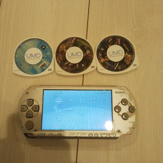 プレイステーションポータブル(PlayStation Portable)の良品⭐️psp本体♪シルバー。純正バッテリー、ゲーム３つ付き♪動作OK♪除菌済み(携帯用ゲーム機本体)