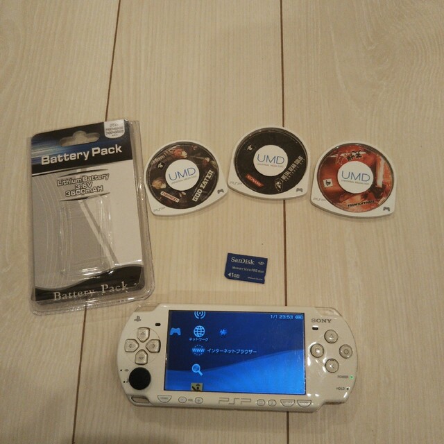 PlayStation Portable(プレイステーションポータブル)の超美品⭐️psp2000本体♪白。新品バッテリー、ゲーム３つ、メモリー♪動作OK エンタメ/ホビーのゲームソフト/ゲーム機本体(携帯用ゲーム機本体)の商品写真