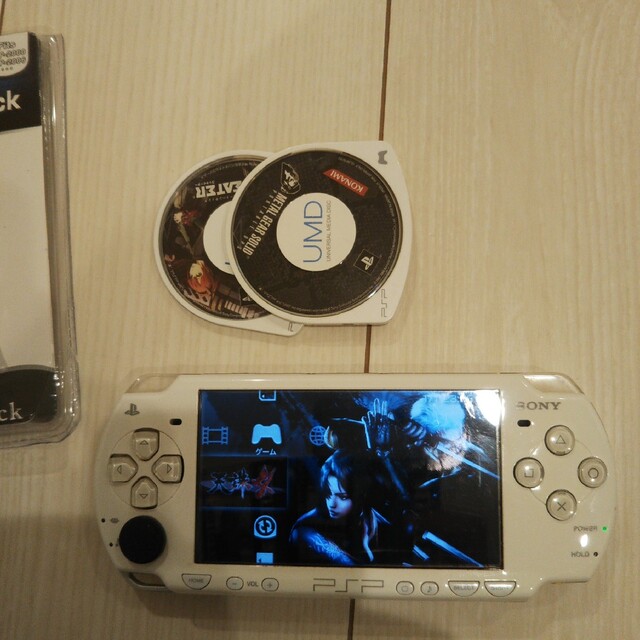 PlayStation Portable(プレイステーションポータブル)の超美品⭐️psp2000本体♪白。新品バッテリー、ゲーム３つ、メモリー♪動作OK エンタメ/ホビーのゲームソフト/ゲーム機本体(携帯用ゲーム機本体)の商品写真