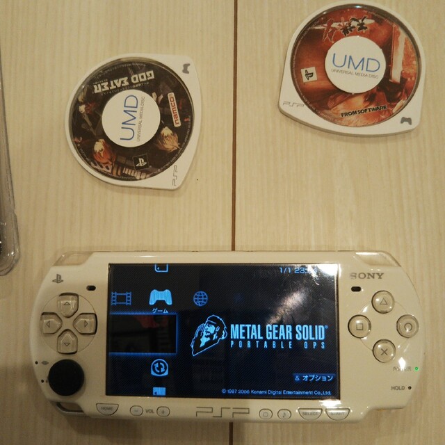 PlayStation Portable(プレイステーションポータブル)の超美品⭐️psp2000本体♪白。新品バッテリー、ゲーム３つ、メモリー♪動作OK エンタメ/ホビーのゲームソフト/ゲーム機本体(携帯用ゲーム機本体)の商品写真