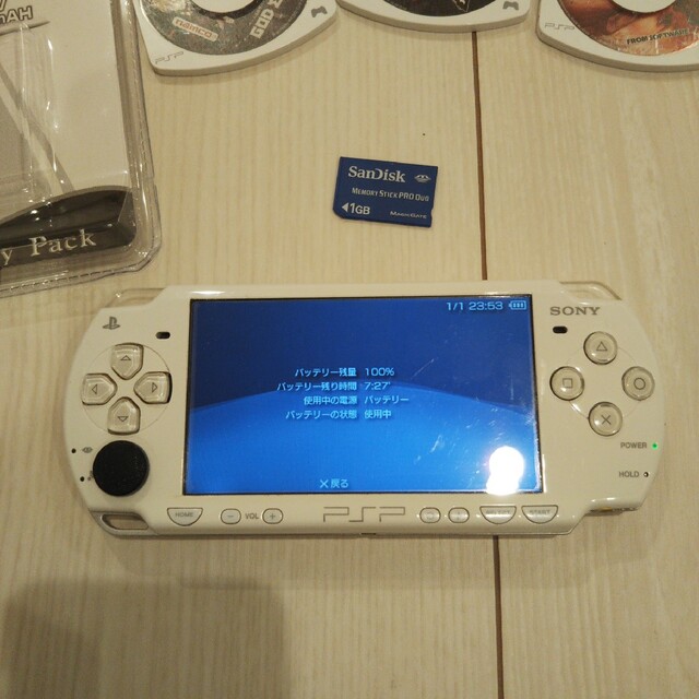 PlayStation Portable(プレイステーションポータブル)の超美品⭐️psp2000本体♪白。新品バッテリー、ゲーム３つ、メモリー♪動作OK エンタメ/ホビーのゲームソフト/ゲーム機本体(携帯用ゲーム機本体)の商品写真